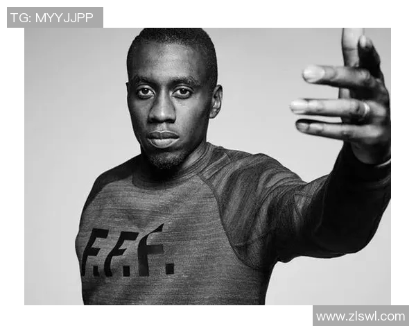 法国足球球星马夏尔亲自示范写字技巧展现个人独特魅力